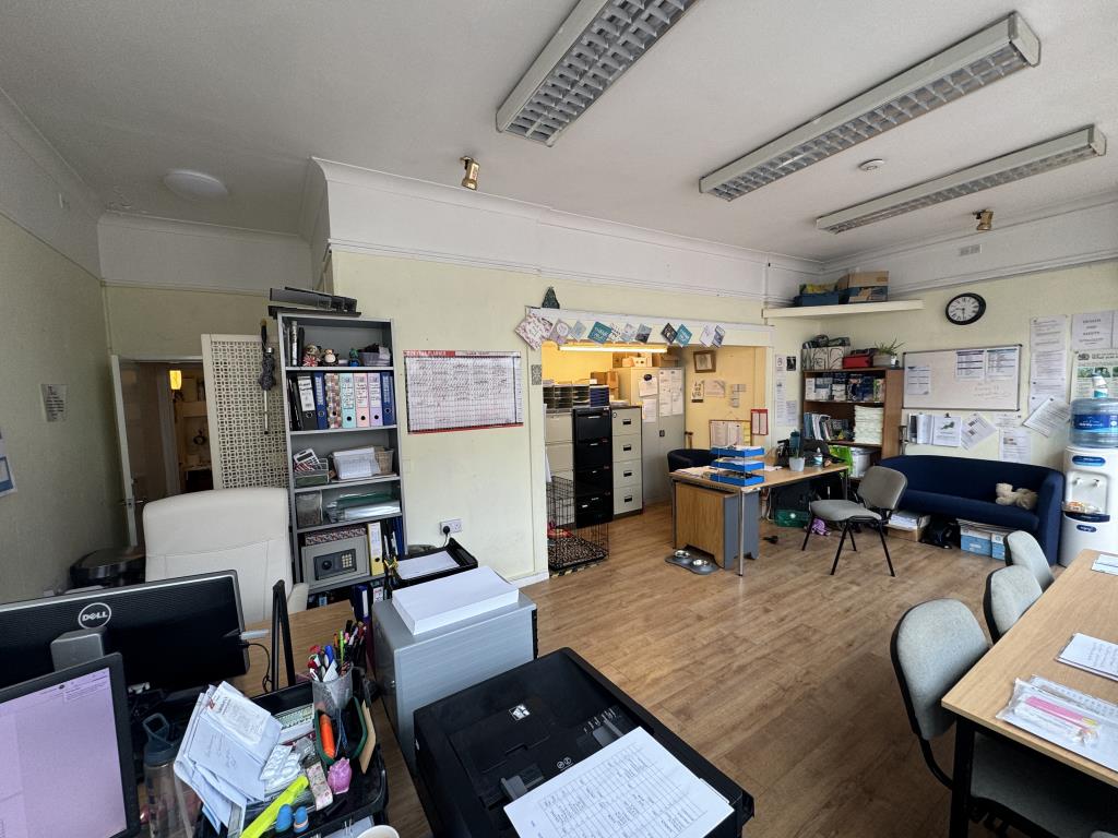 Lot: 17 - MIXED USE PROPERTY FOR INVESTMENT OR OCCUPATION - View of the interior of the commercial unit